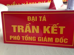 Kệ chức danh để bàn mica