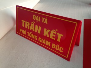 Kệ chức danh để bàn mica